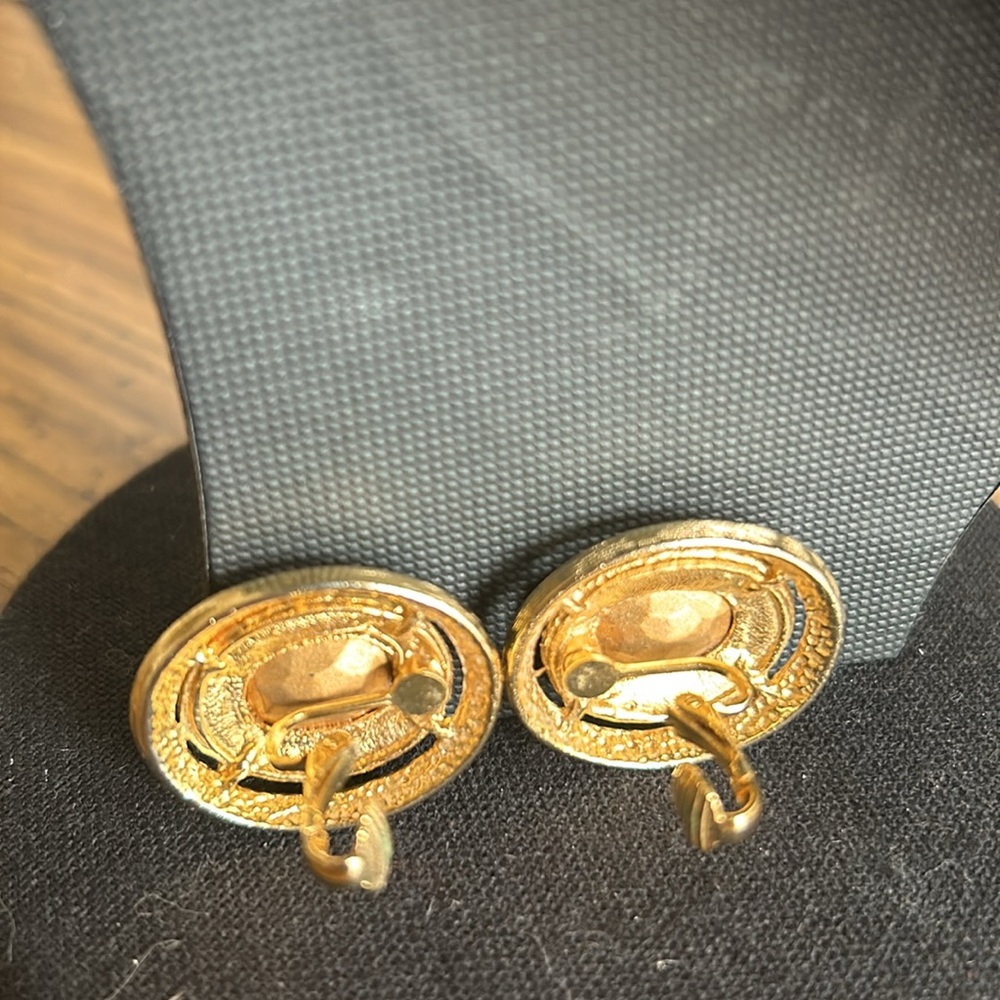 Vintage Faceted Emerald Colored Clip On Earrings - Picture 3 of 6
